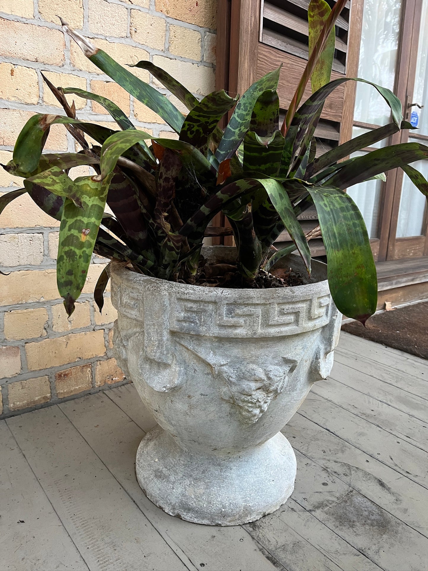Italiano Urn